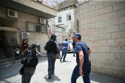 שוטרים במאה שערים. ארכיון