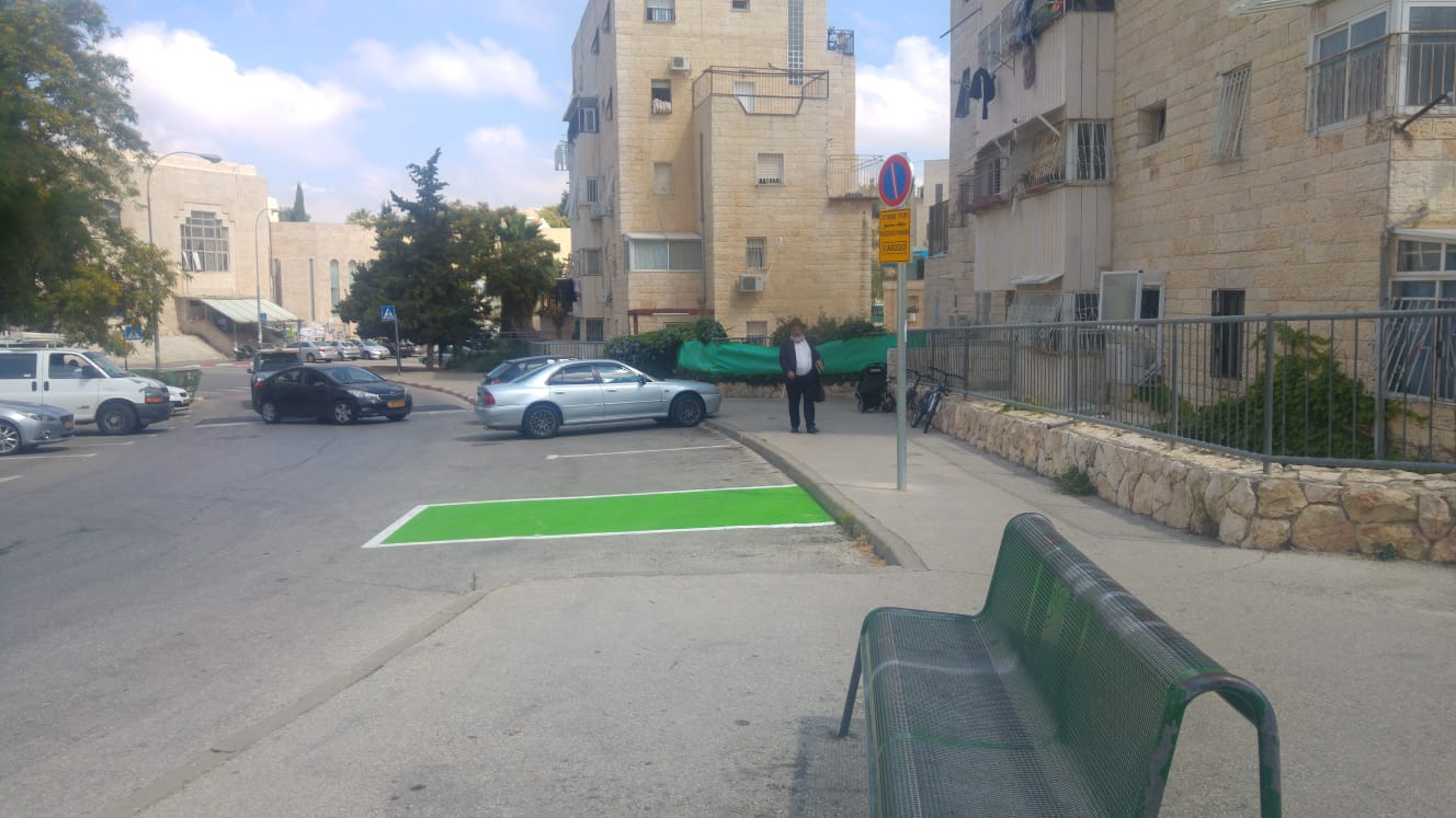 חניות התושבים סומנו בירוק: "גם ככה אנחנו סובלים"