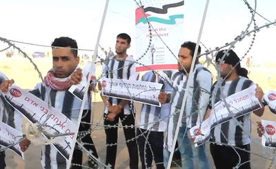 חלק מהפורעים. מוכנים עם המדים החדשים