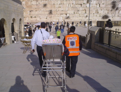 פעוט איבד את ההכרה בכותל, מצבו אנוש