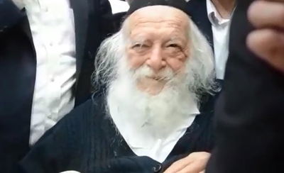 מרן הגר"ח קנייבסקי בחן את ילדי החיידר ונהנה • תיעוד