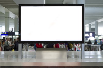 מסך בשדה תעופה