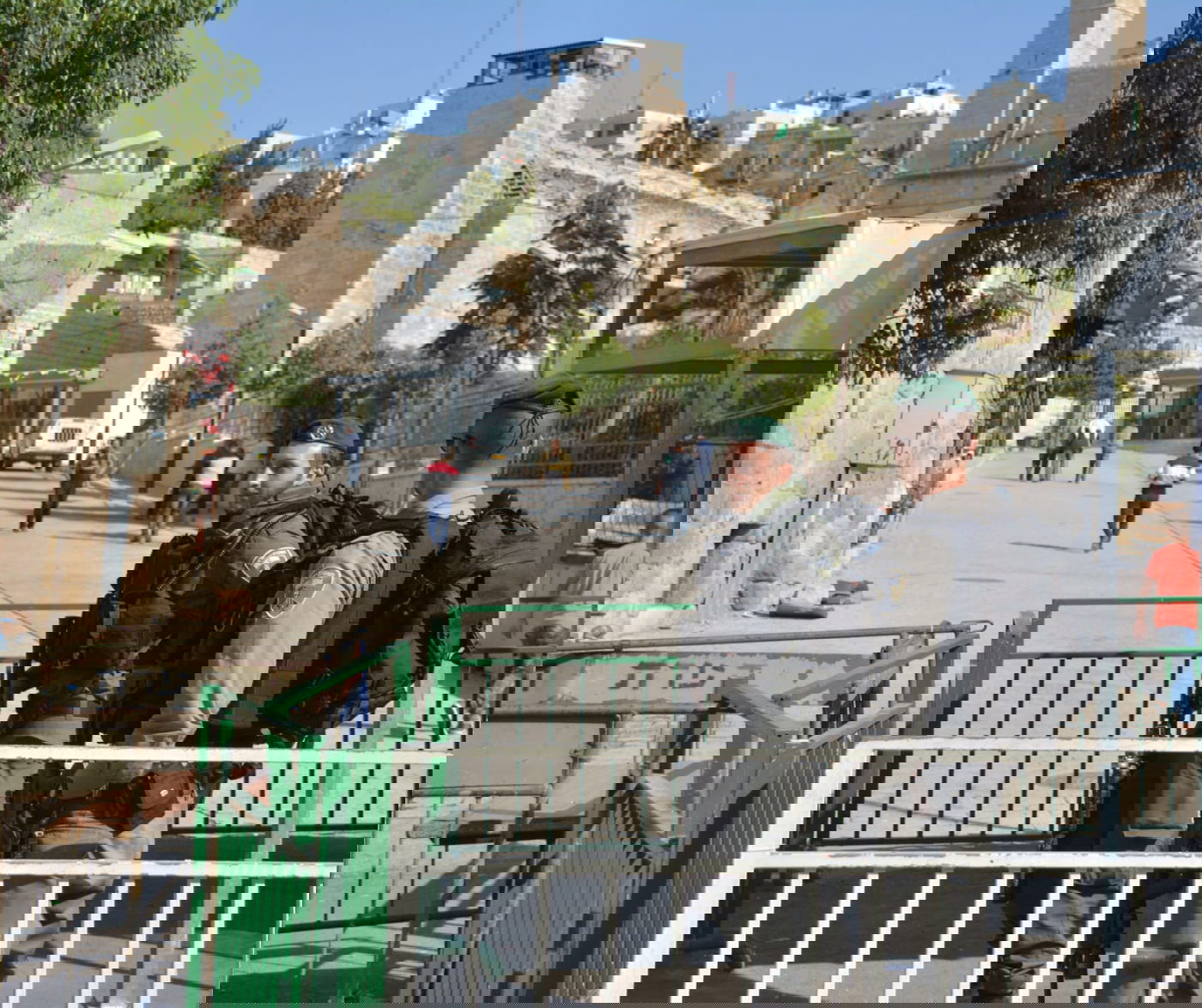 חבלן ניטרל מטען חבלה ליד מערת המכפלה