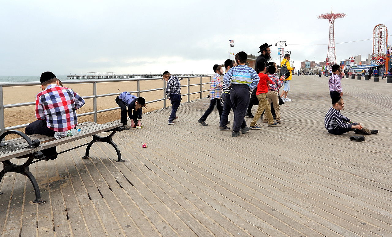 ילדים חרדים בטיילת בקוני איילנד