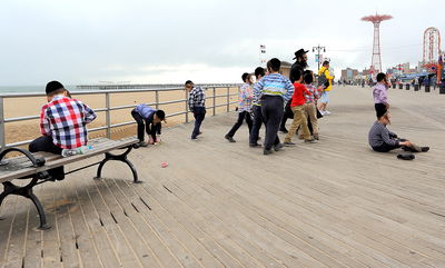 ילדים חרדים בטיילת בקוני איילנד