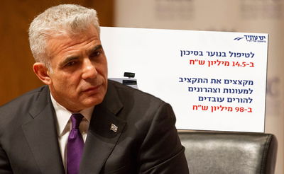 אחרי 3 שנים בתחפושת: יאיר לפיד חוזר להסית נגד המגזר החרדי