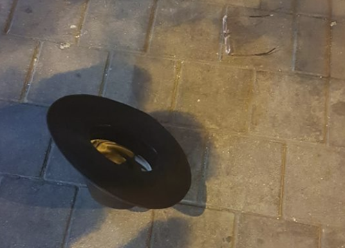 המגבעת והמשקפיים, אמש