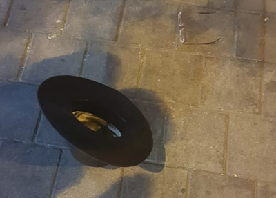 המגבעת והמשקפיים, אמש