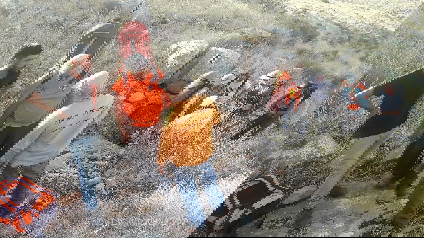 הנער התעייף באמצע הטיול וחולץ • תיעוד