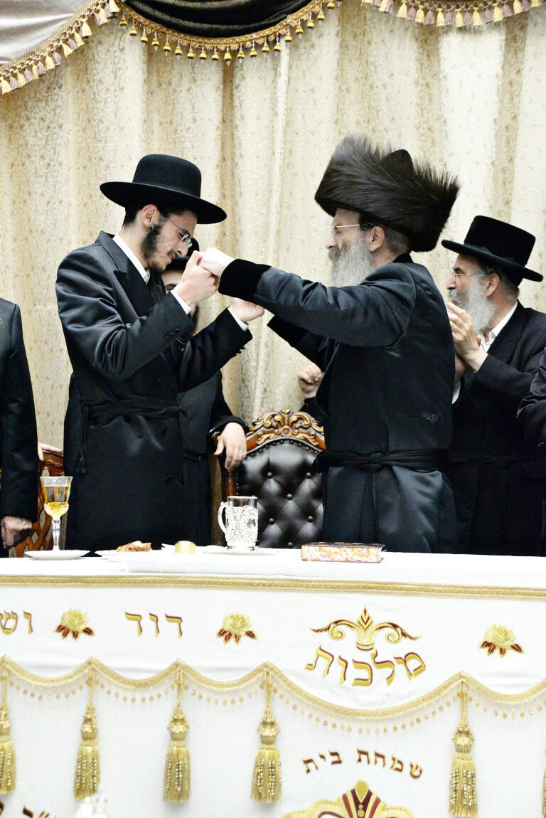 שמחת אירוסי בת האדמו"ר מסאדיגורא • צפו