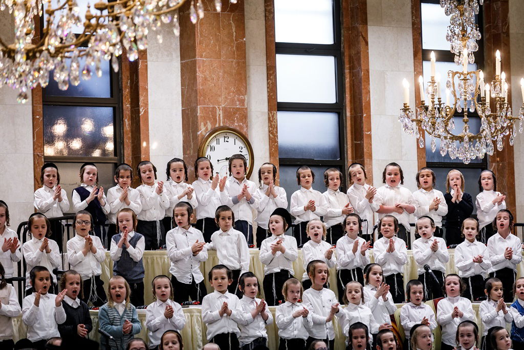 חומש סעודה לילדי סאטמר בבורו פארק. צפו