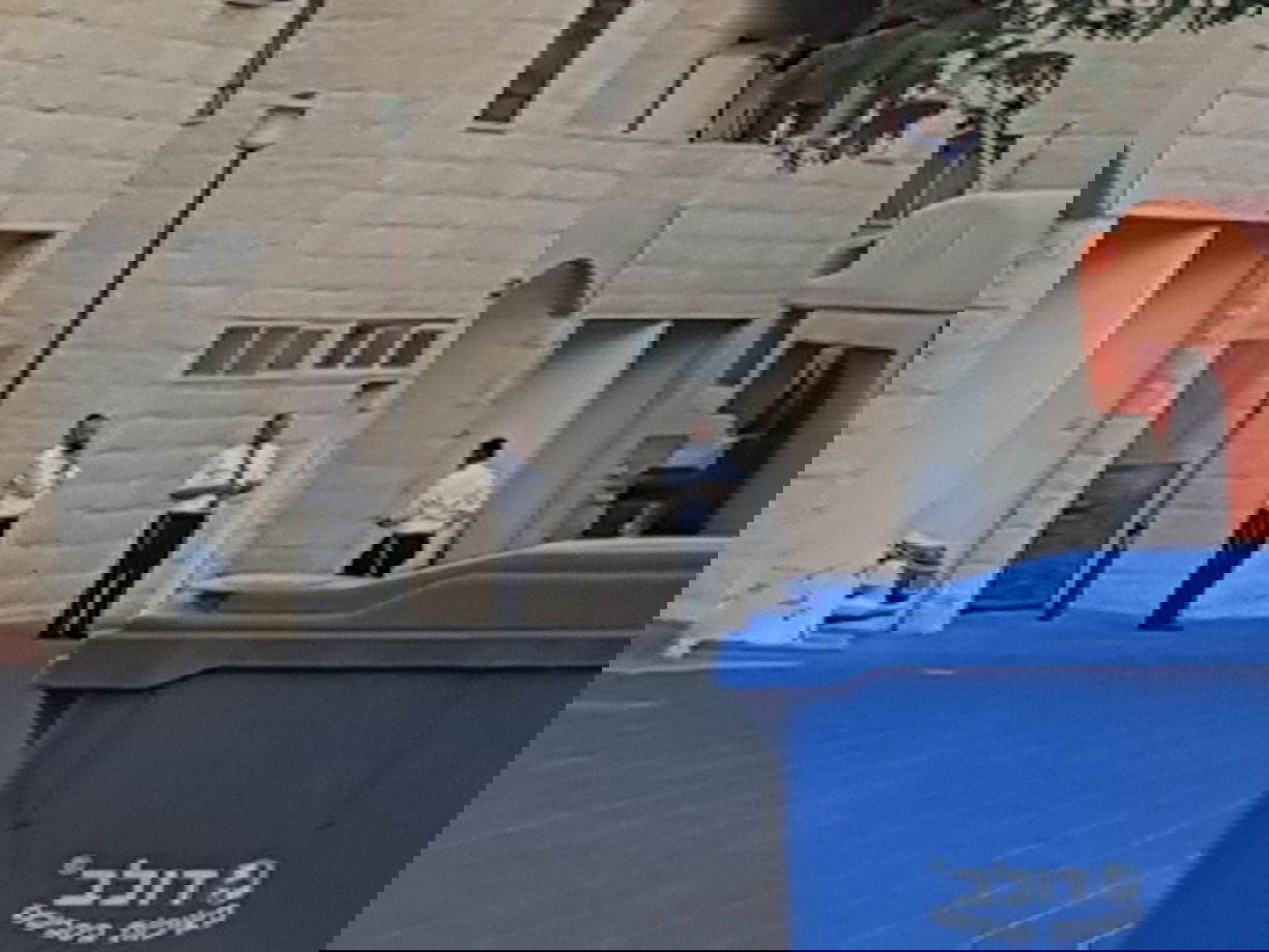 נציגי דגל התורה ממתינים לאבוטבול מחוץ למקום הפגישה