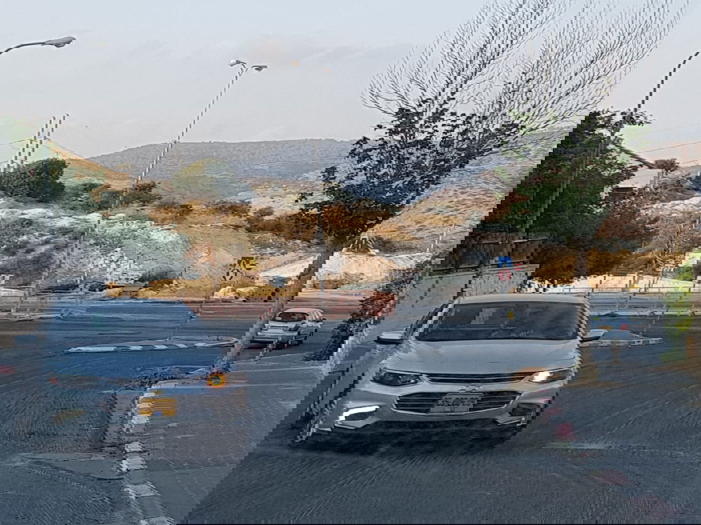 אבוטבול מגיע ברכבו אל הפגישה