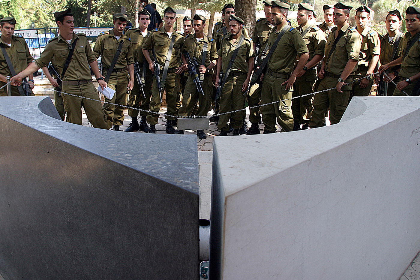 חיילים בקבר רבין
