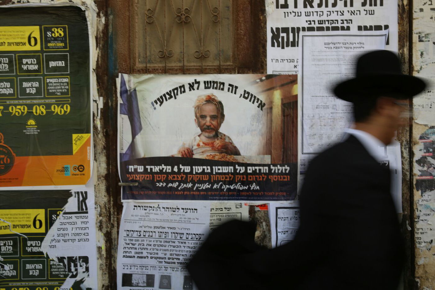 מודעות נאצה נגד שר הביטחון גרמו לסערה במאה שערים