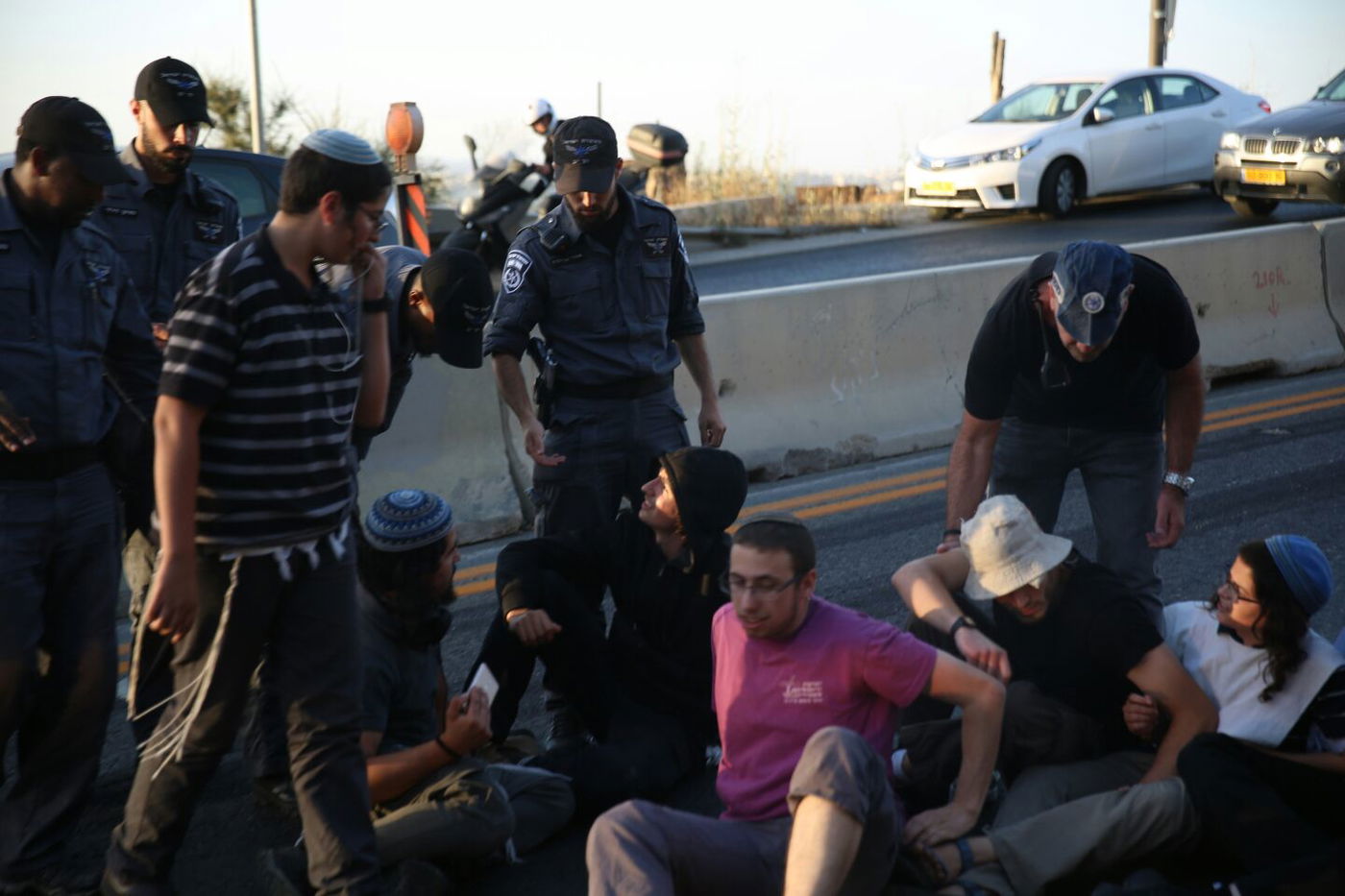 עשרות צעירים חוסמים את הכניסה לבירה