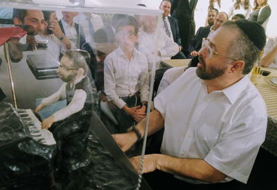 מלווה מלכה ייחודי עם המלחין האגדי • צפו