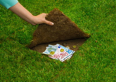 קמצנית או חסכנית. אילוסטרציה