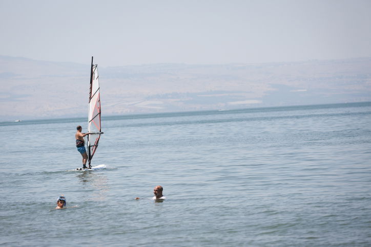 רוחצים בכינרת