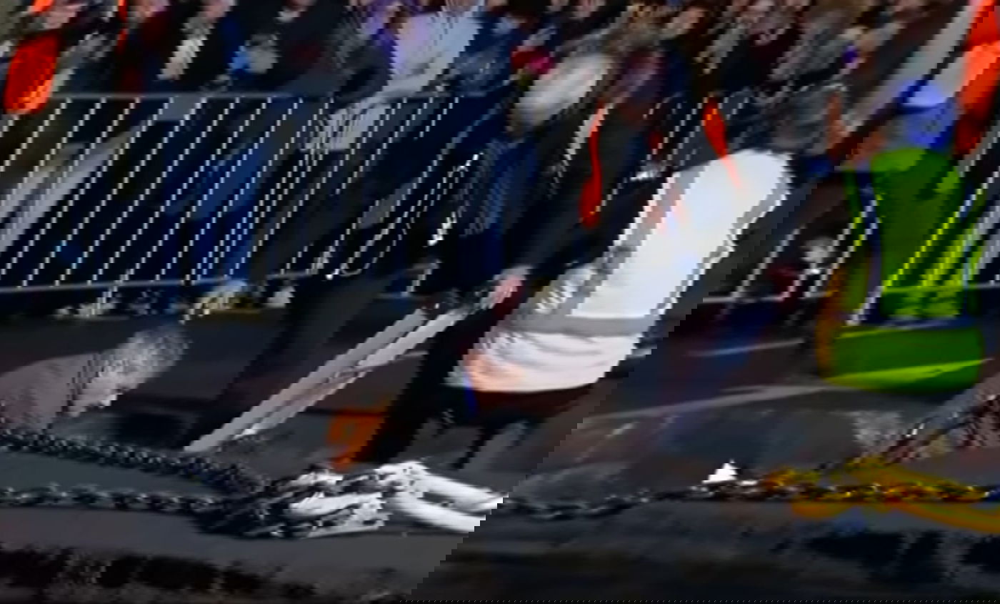 מייק פר יוצא אל פני הכביש