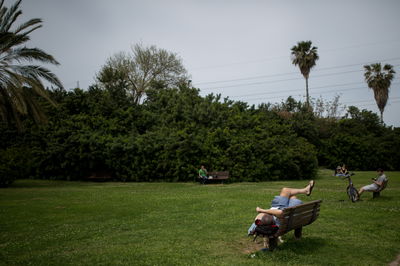 גנבו חפצים מבני נוער בגני יהושע ונעצרו