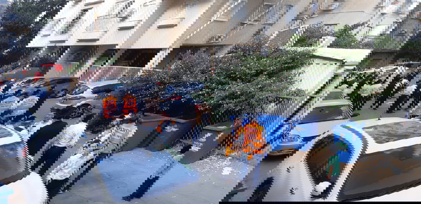 ארבעה ילדים ואימם נפצעו קל בשריפה בביתם