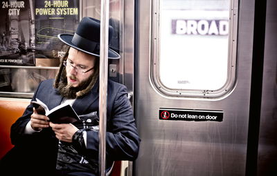 חרדי ברכבת הניו-יורקית. למצולם אין קשר לכתבה