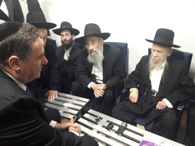השר כץ בניחום אצל ראש הישיבה
