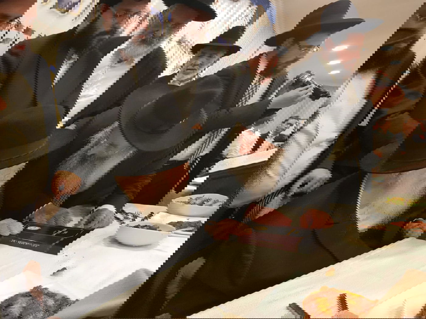 צפו: מרן הרב קנייבסקי רקד עם מסיימי מסכתות