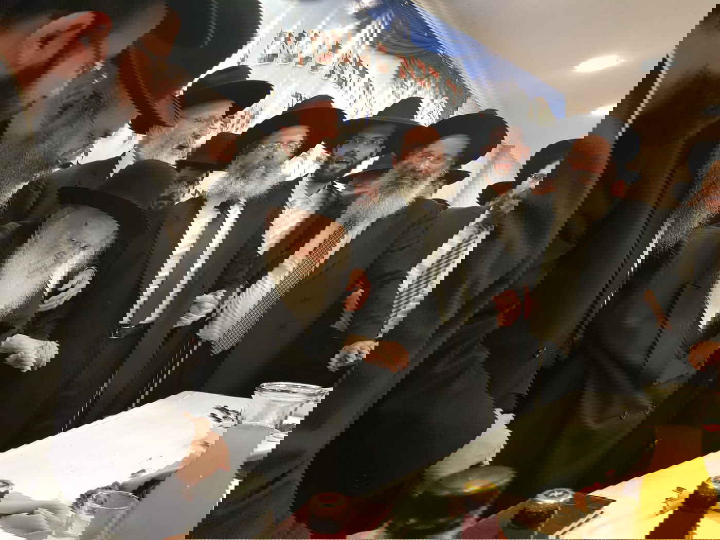 צפו: מרן הרב קנייבסקי רקד עם מסיימי מסכתות