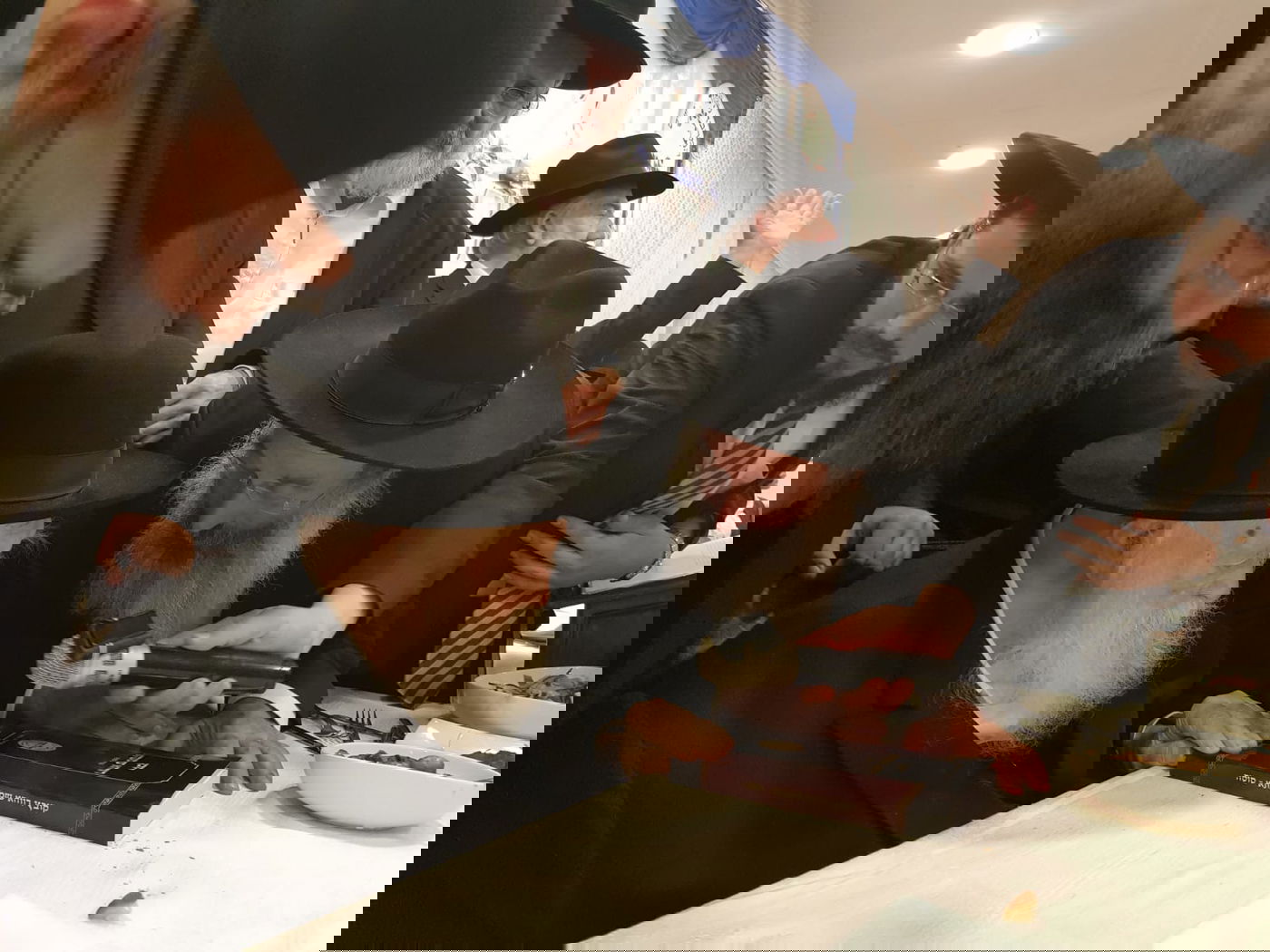 צפו: מרן הרב קנייבסקי רקד עם מסיימי מסכתות