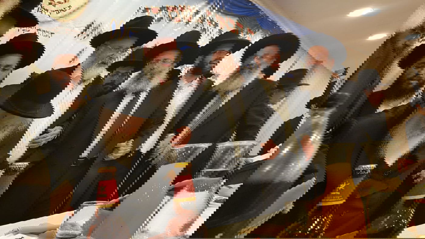 צפו: מרן הרב קנייבסקי רקד עם מסיימי מסכתות