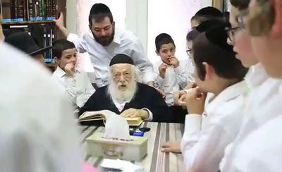 צפו: מרן שר התורה בוחן את תלמידי החיידר