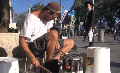 בקצב שלו: מה גרם למתופף מקצועי לעבור לרחוב?