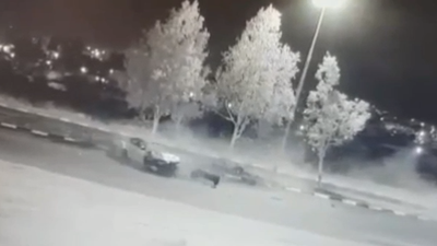 גנב רכב והתנגש בעצים במהירות רבה • צפו