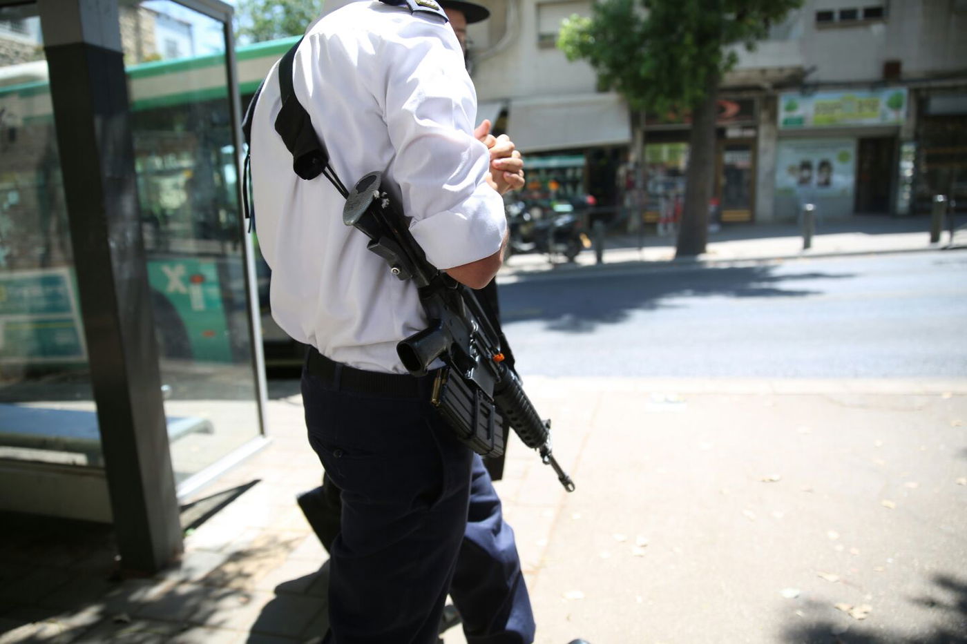 שגרה בגאולה: קצינים סיירו בשכונה והותקפו • צפו