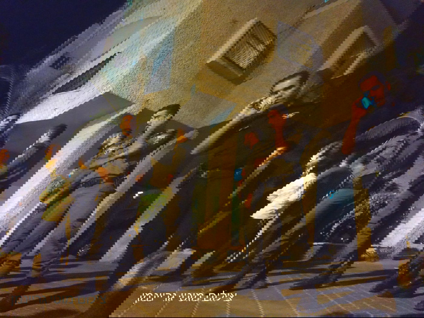 השוטרים מגינים על גפני