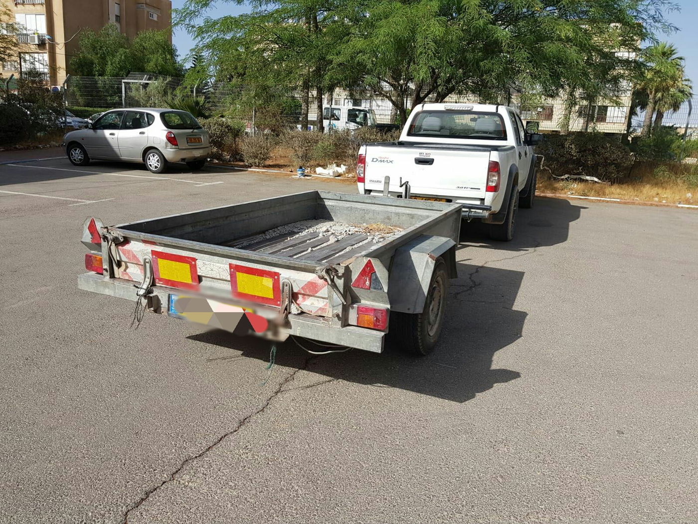 גנב נגררים וקרוואן ונעצר • צפו בגניבה