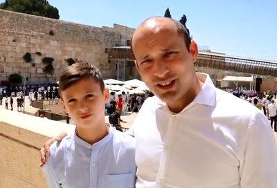 שר החינוך נפתלי בנט חגג בר מצווה לבנו בכותל • צפו