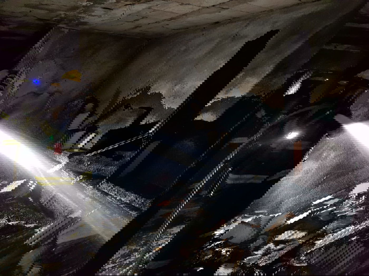 אש פרצה בבית: בני המשפחה נמלטו מהחלון • צפו