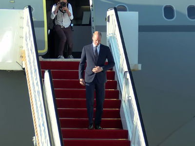 הנסיך הבריטי נוחת, ומתקבל בכבוד