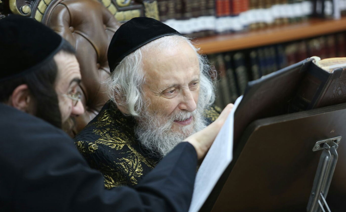 15 שנה לגאב"ד: הצצה ללימוד התורה של הגאון רבי יצחק טוביה וייס