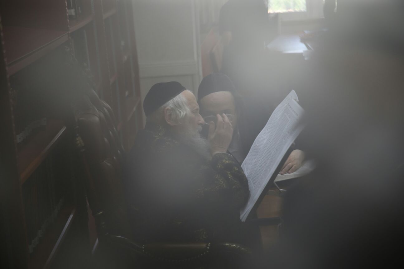 15 שנה לגאב"ד: הצצה ללימוד התורה של הגאון רבי יצחק טוביה וייס