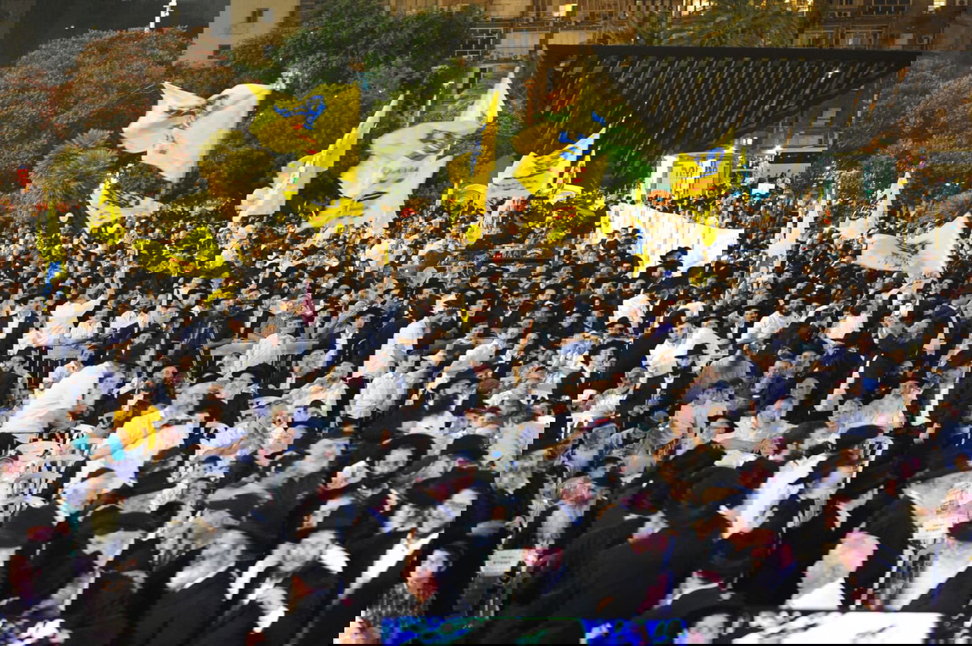 משיח בכיכר: החב"דניקים חילקו סוכריות למפגינים