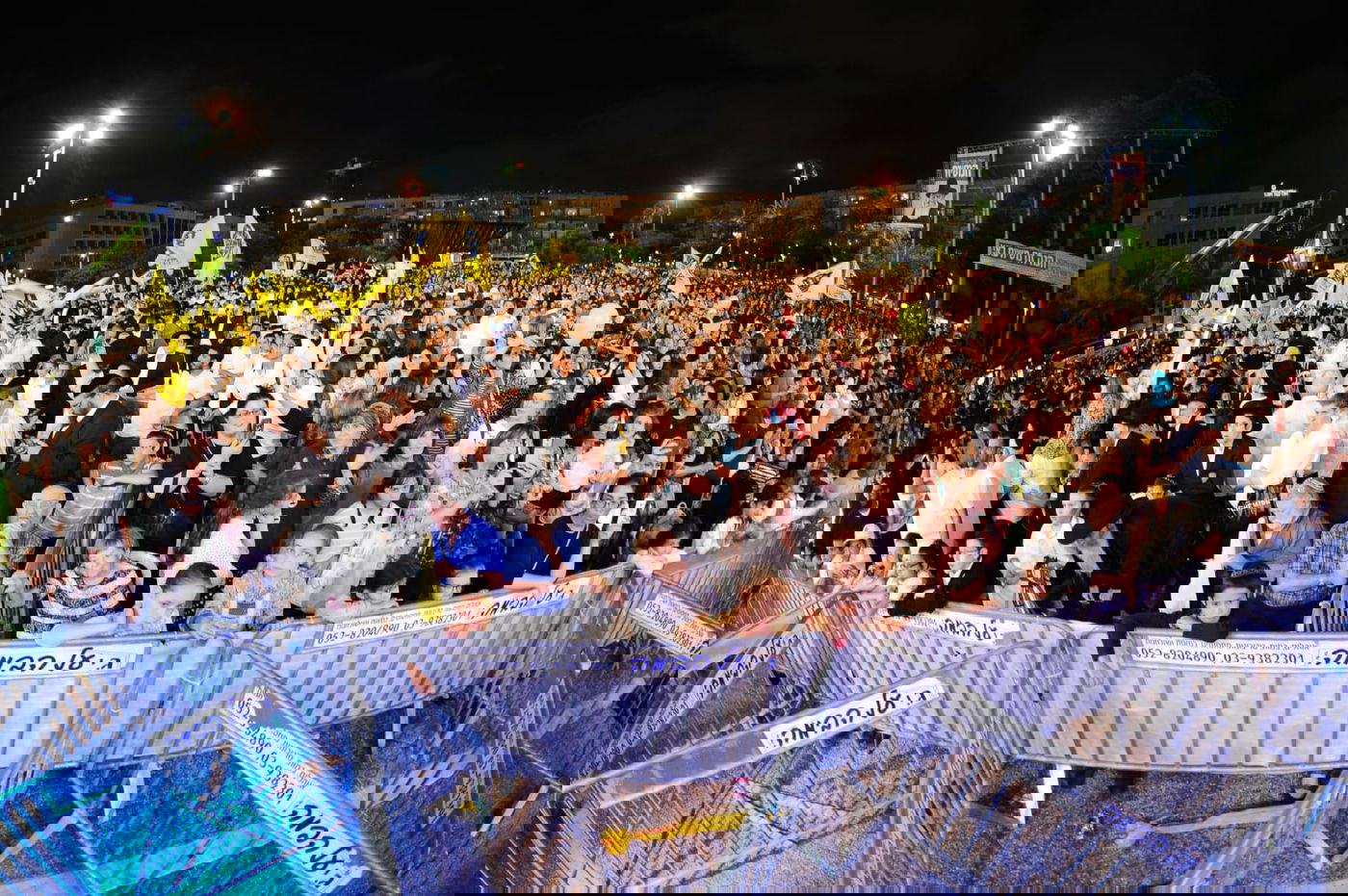 משיח בכיכר: החב"דניקים חילקו סוכריות למפגינים