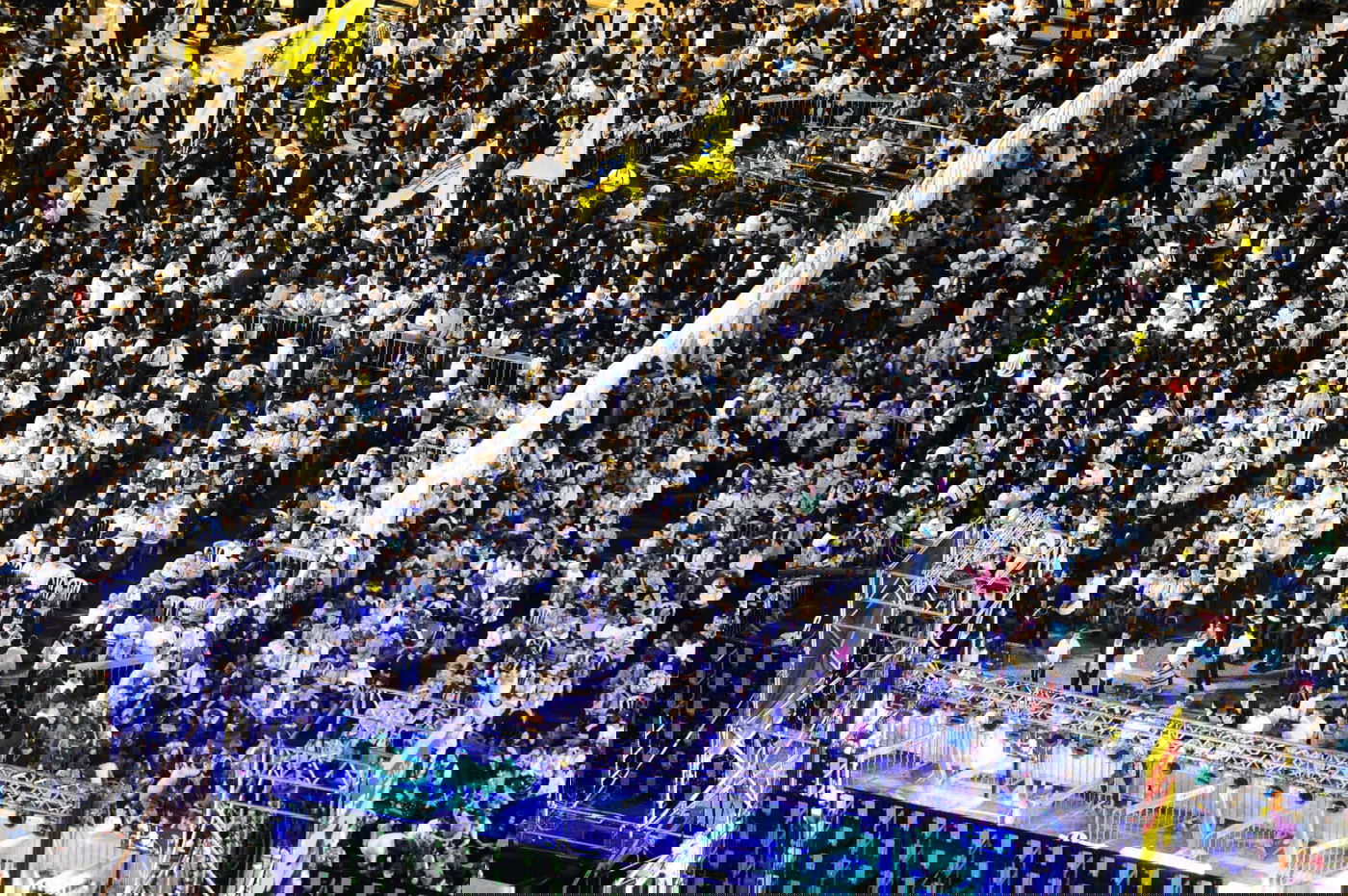 משיח בכיכר: החב"דניקים חילקו סוכריות למפגינים