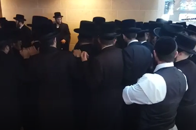 תיעוד: החסידים ליוו את הרבי בשירת ה'שוואנצונעס'