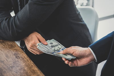 שקרים וחובות. אילוסטרציה