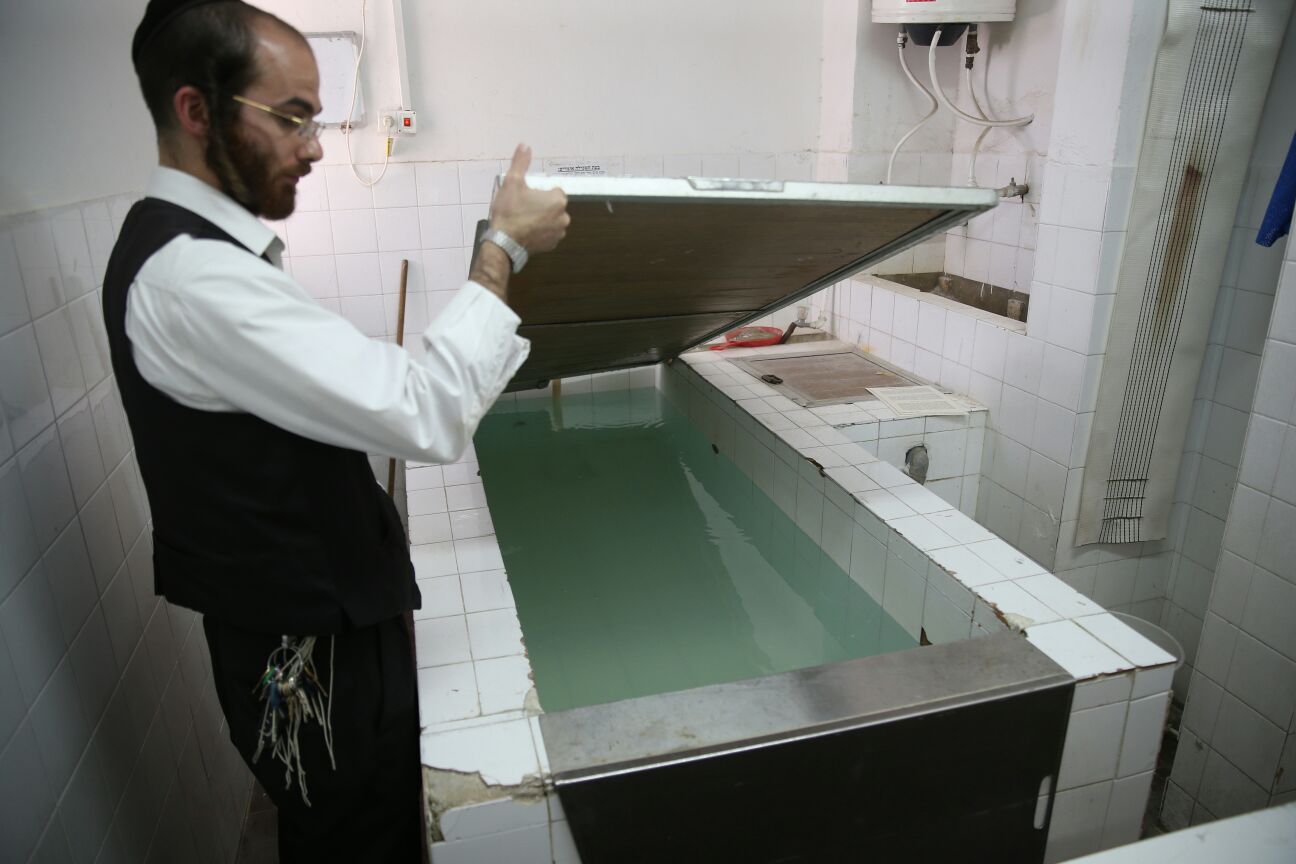 תכירו | "אחרי כל מת, אני מפעיל שיר שמח. אחרת אני אתרסק"