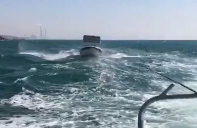 בלב ים: הסירה חולצה משובר הגלים • צפו